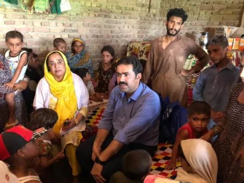 Be a vigilant doctor to inform AIDS control program authorities and media about the HIV outbreak in children in Ratodero, (Pakistan)