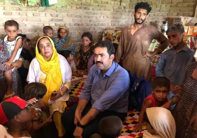 Be a vigilant doctor to inform AIDS control program authorities and media about the HIV outbreak in children in Ratodero, (Pakistan)