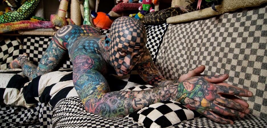 Body 99 % tattooed “The Checkered Man”Appear in the media as “The Checkered Man”